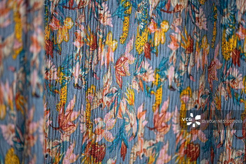 盛开之美：永恒优雅的 floral 图案面料背景图片素材