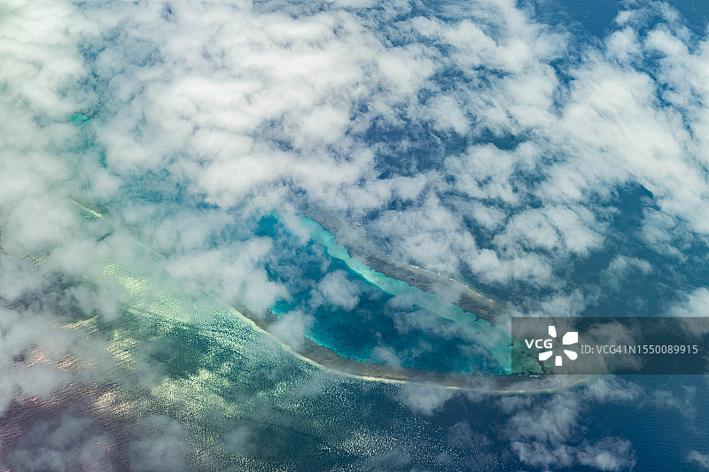 从飞机上鸟瞰南海南沙群岛光星礁图片素材