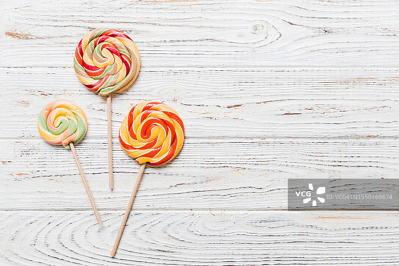 彩色背景上的彩色棒棒糖合集：夏季、生日派对或简约概念图片素材