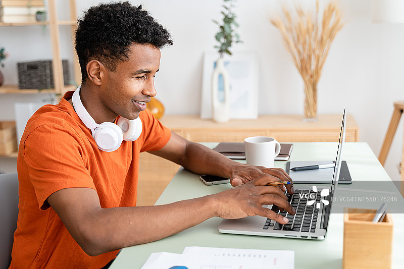 在家用笔记本电脑工作的黑人男子图片素材