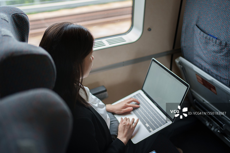 旅途中的女人图片素材