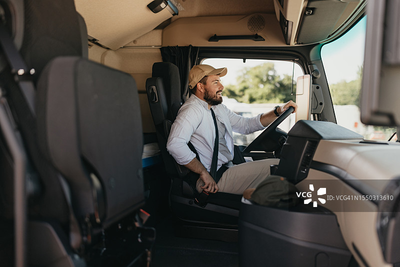 中年男子驾驶大卡车图片素材