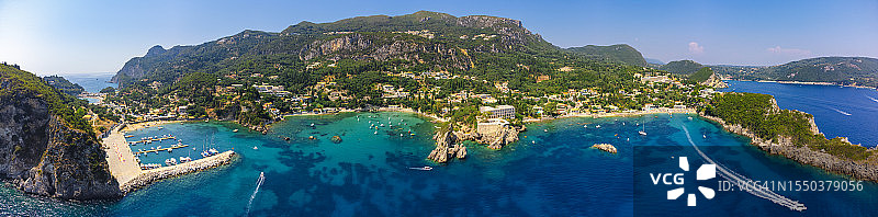 希腊科孚岛Paleokastritsa景观和Agios Petros海滩的鸟瞰图图片素材