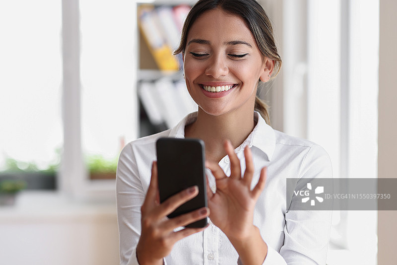 年轻女子在家使用手机图片素材