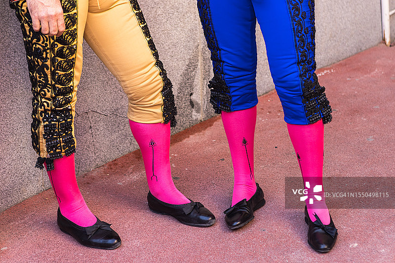 身份不明的斗牛士下属腿部细节，穿着蓝色灯笼裤和黑色装饰。图片素材