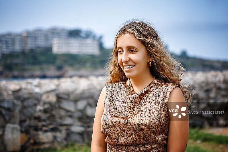 一个年轻女子在户外的肖像图片素材