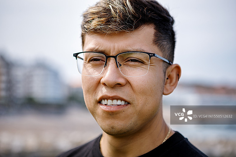 一个年轻人在户外的肖像图片素材