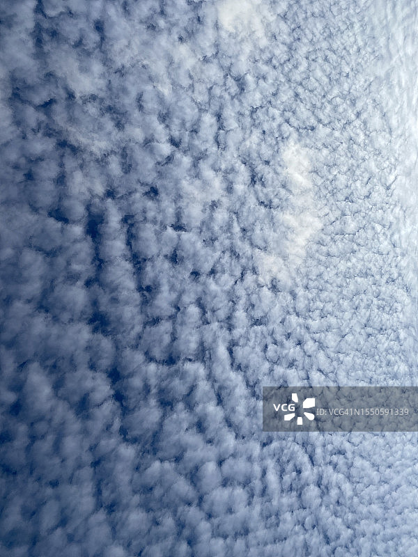 蓝天上蓬松的白云，可用作自然背景图片素材