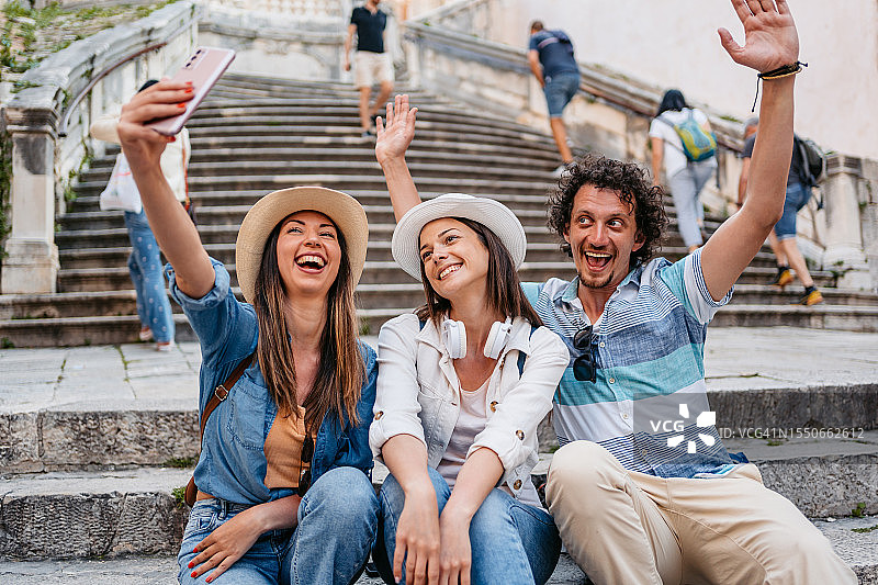 杜布罗夫尼克台阶上自拍的三位朋友图片素材