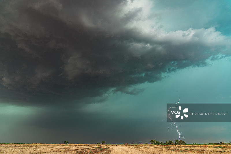美国新墨西哥州霍布斯附近的强烈雷暴天气图片素材