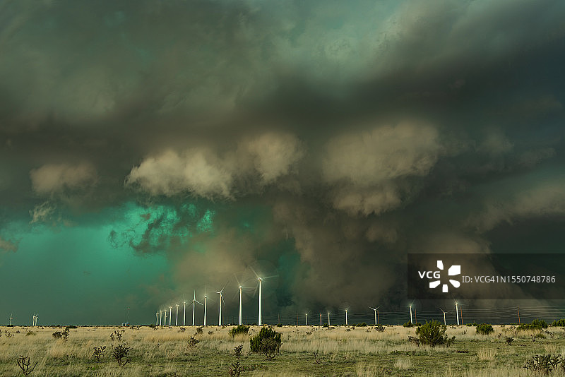 美国新墨西哥州风力发电场上的壮观超级单体雷暴图片素材