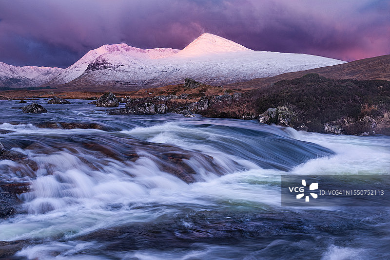 苏格兰高地黑山上的日出之光图片素材