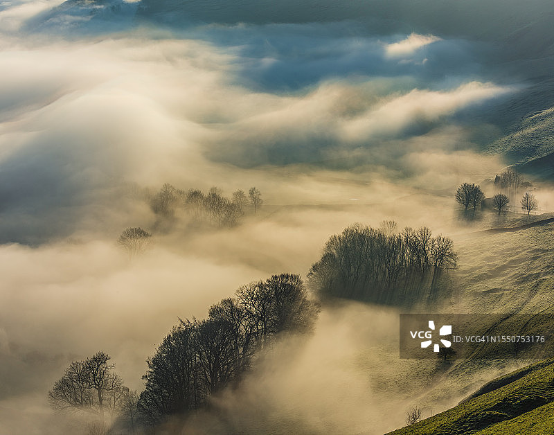 德比郡卡斯尔顿霍普谷的雾蒙蒙的日出，英国峰区图片素材