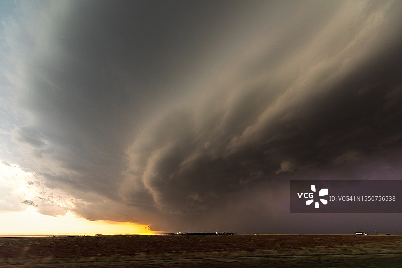 美国新墨西哥州霍布斯附近的强烈雷暴天气图片素材