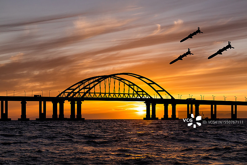 克里米亚日落时分的跨桥巡航导弹图片素材