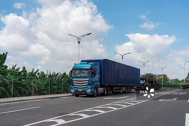 路上的货运卡车图片素材