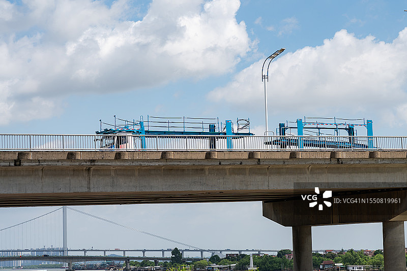 在高架道路上行驶的交通车辆图片素材