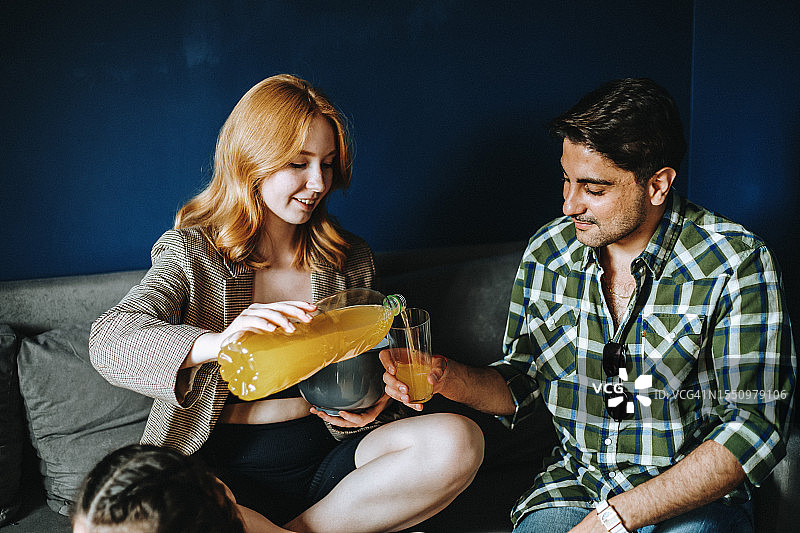 有魅力的红发女子和英俊的年轻男子分享饮品图片素材