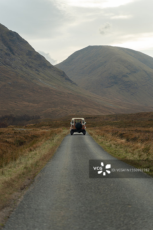 四驱车在乡村道路上行驶图片素材