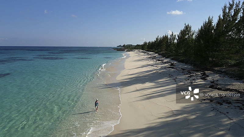女子探索白色沙滩航拍图片素材