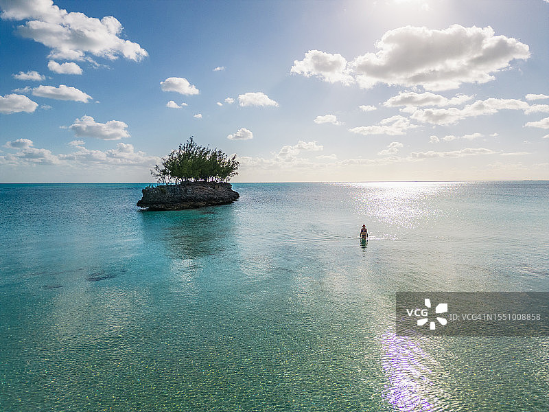 航拍女子在浅海中涉水图片素材