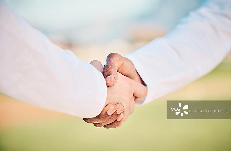 健身运动团队户外握手合作图片素材