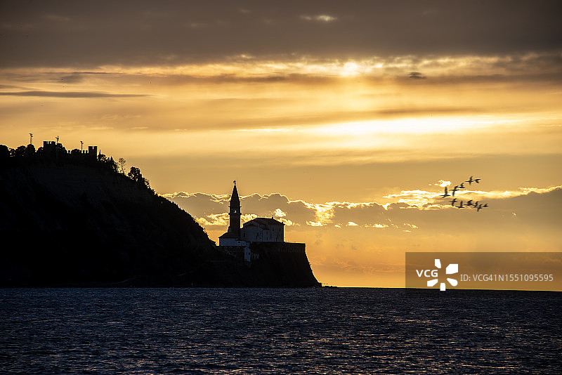 日落时分的皮兰圣乔治教区教堂图片素材