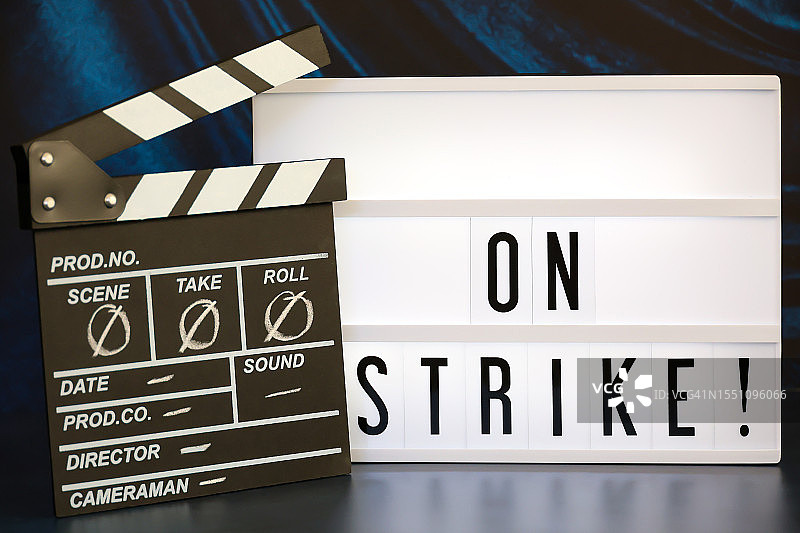 “罢工”灯箱标志和电影/电视场记板图片素材