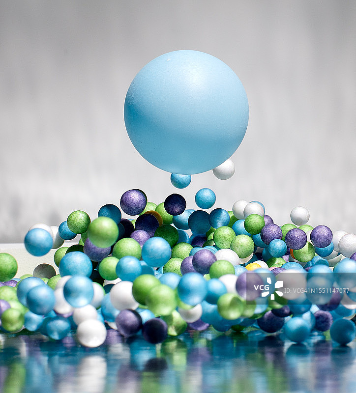 人群上方的巨大球体图片素材