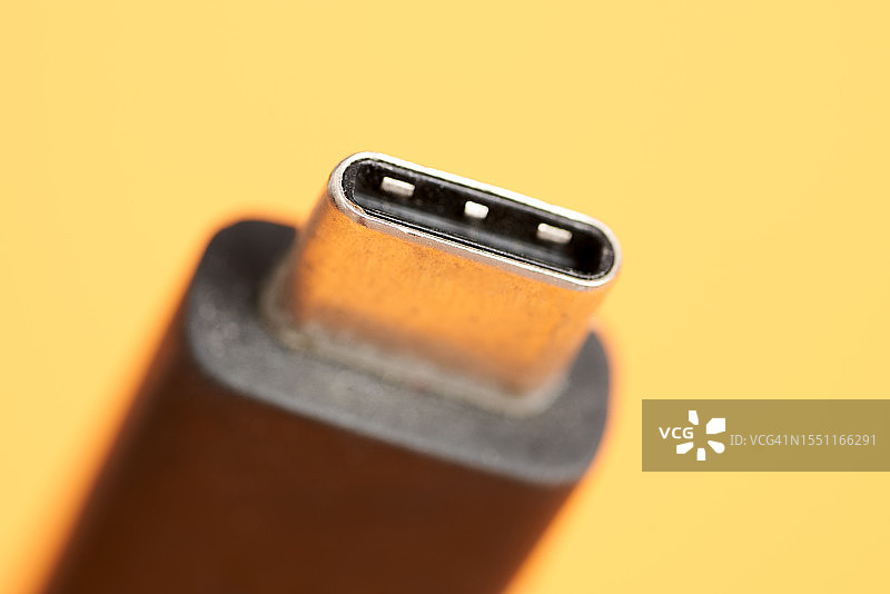 黄色背景上的USB Type-C连接器图片素材