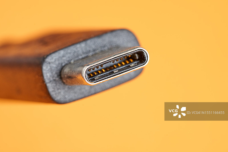 黄色背景上的USB Type-C连接器图片素材