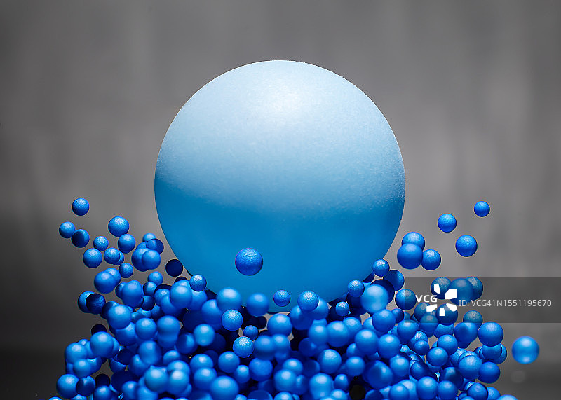 蓝色球溅起水花图片素材