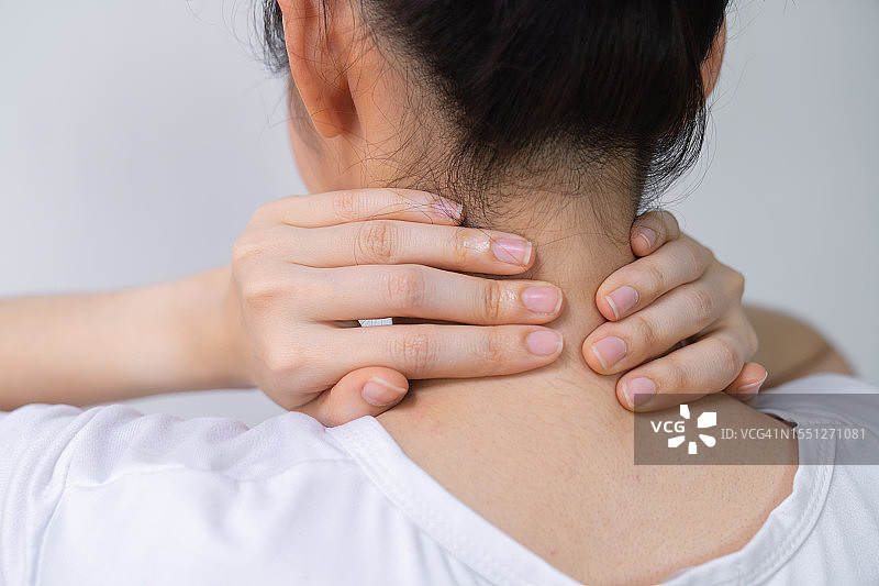 颈部疼痛的女人，肩部疼痛图片素材