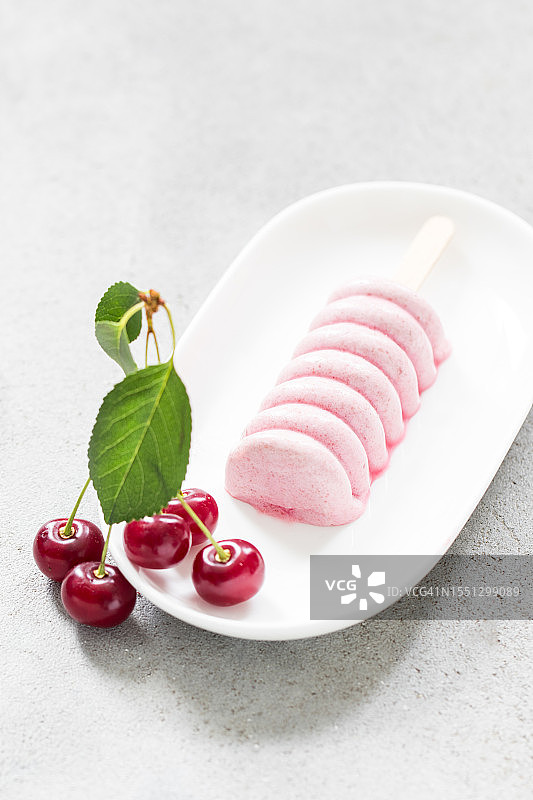 木棍樱桃冰淇淋，浅灰色背景图片素材