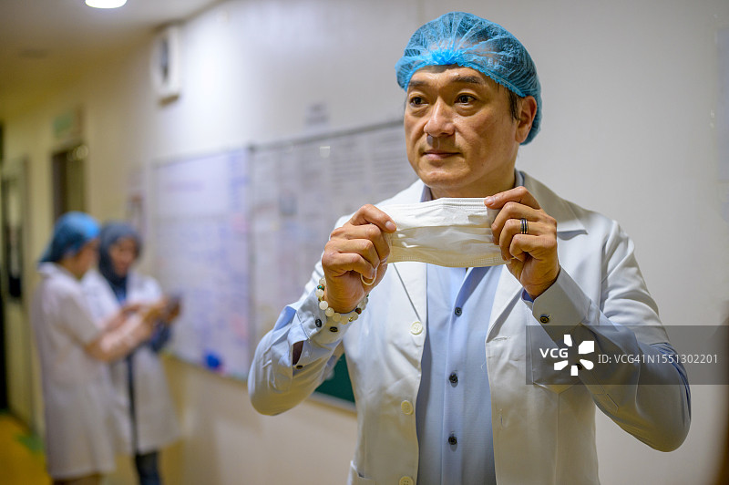 系外科口罩的亚洲男外科医生图片素材