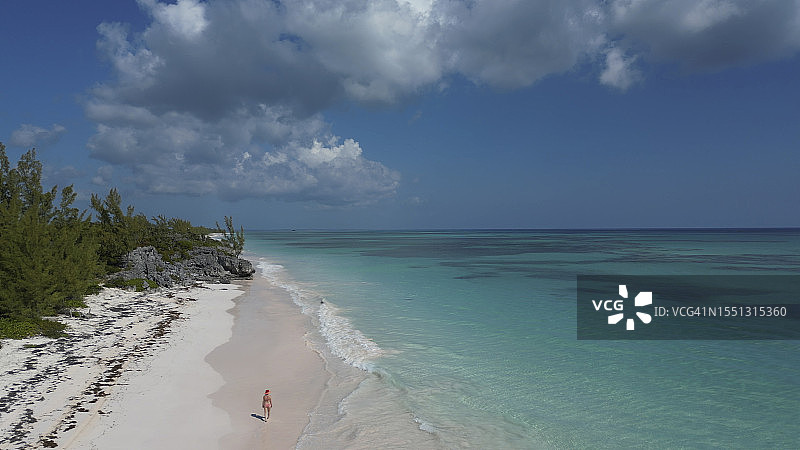女子探索白色沙滩航拍图片素材