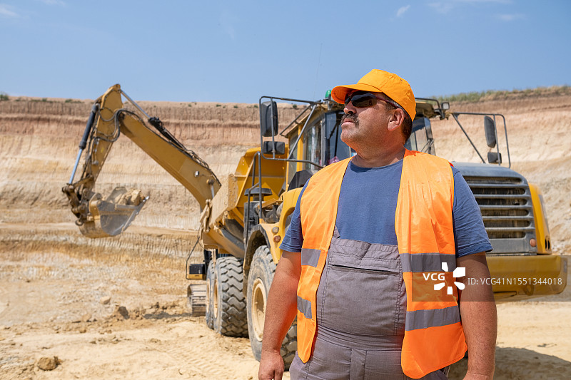 重型卡车司机在高岭土采石场图片素材