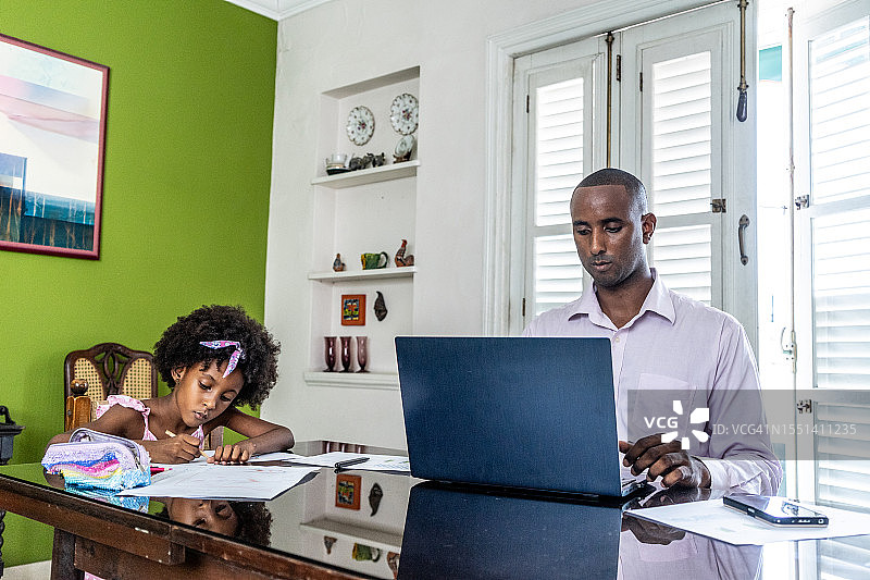 父亲在家工作女儿学习图片素材