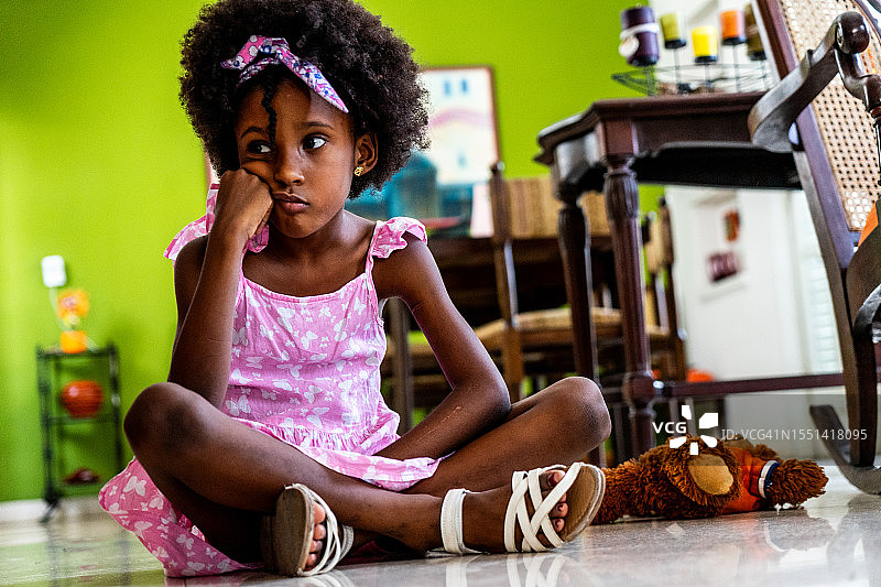 在家难过的女孩图片素材