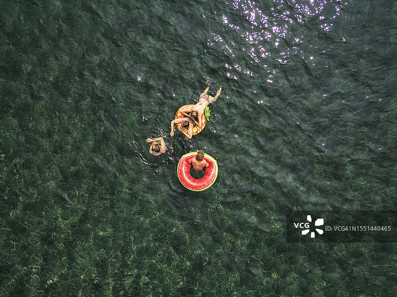 无人机拍摄的一家人在意大利利古里亚海玩耍的画面图片素材