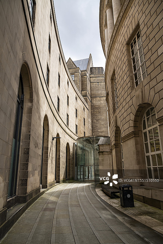 英格兰曼彻斯特市中心建筑之间的路径图片素材