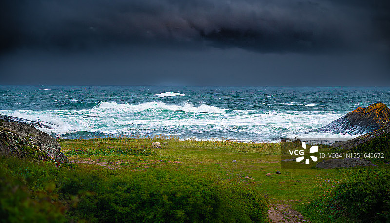 在壮丽景色中感受渺小图片素材