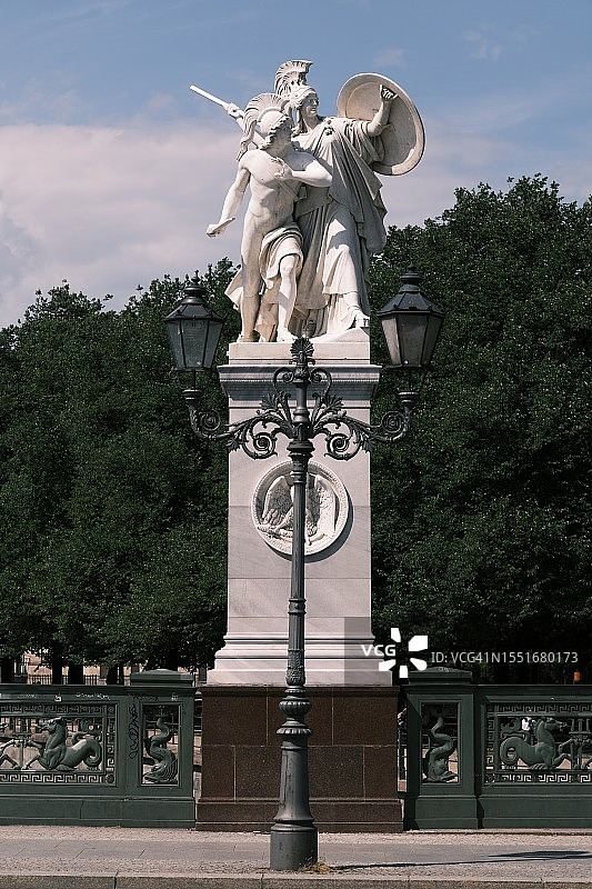 柏林宫殿桥雕塑：年轻英雄受雅典娜保护图片素材