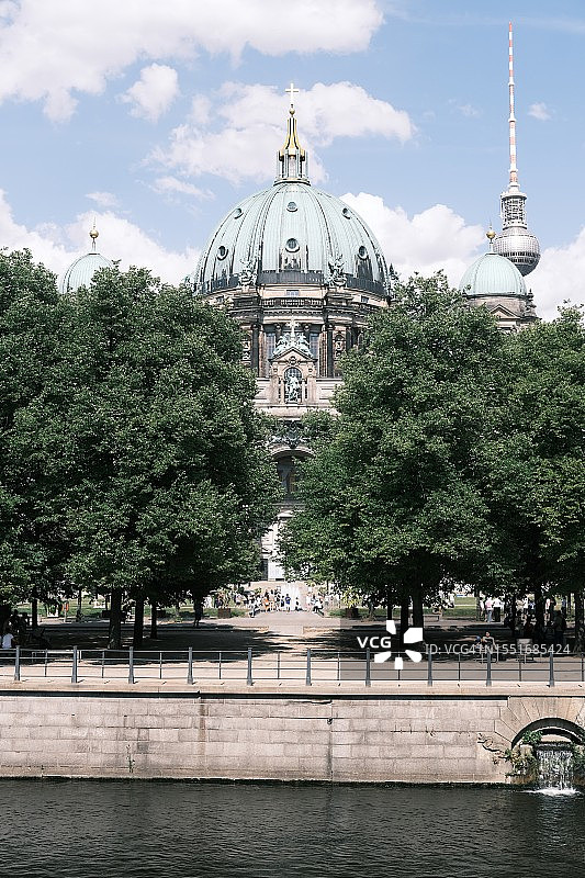 德国柏林大教堂和卢斯特花园以及施普雷河的正面图图片素材