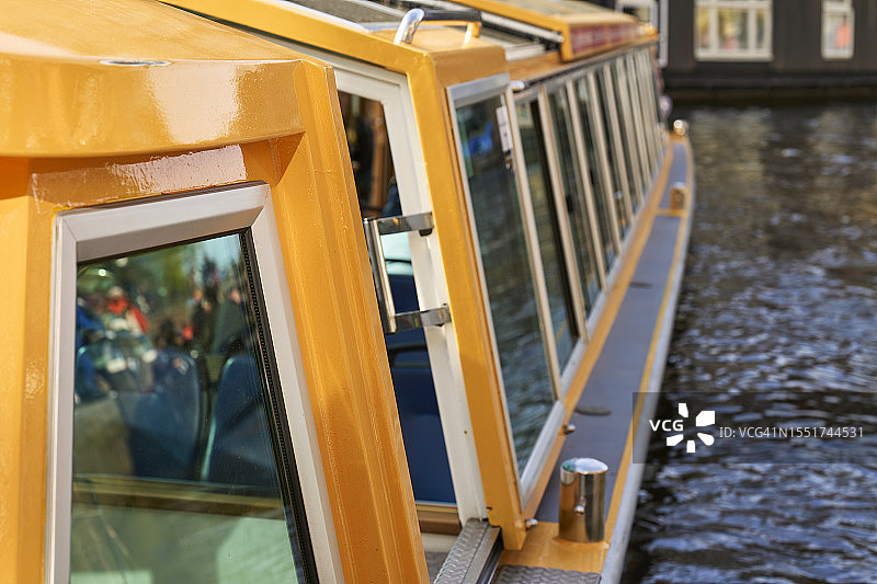 阿姆斯特丹运河上空无一人观光船外景特写图片素材