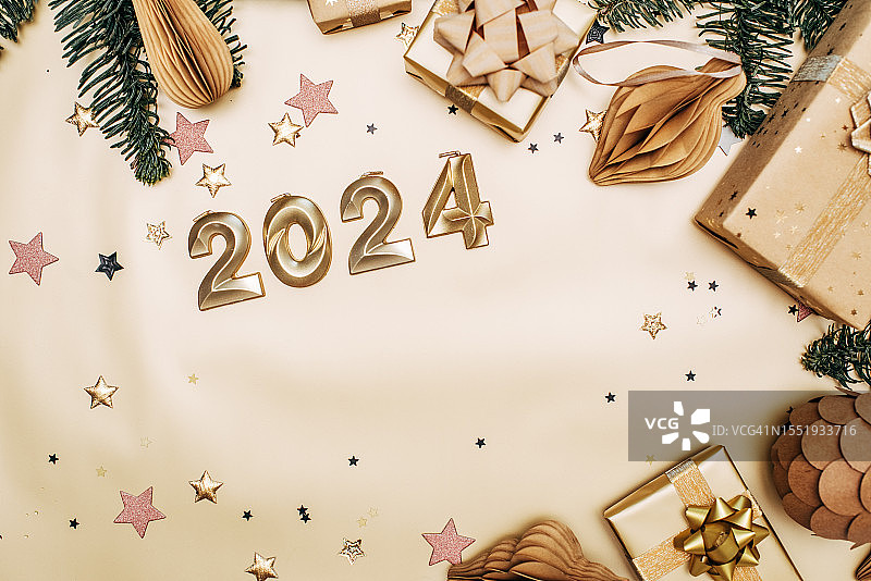 2024新年金色背景，礼物，圣诞树枝，五彩纸屑图片素材
