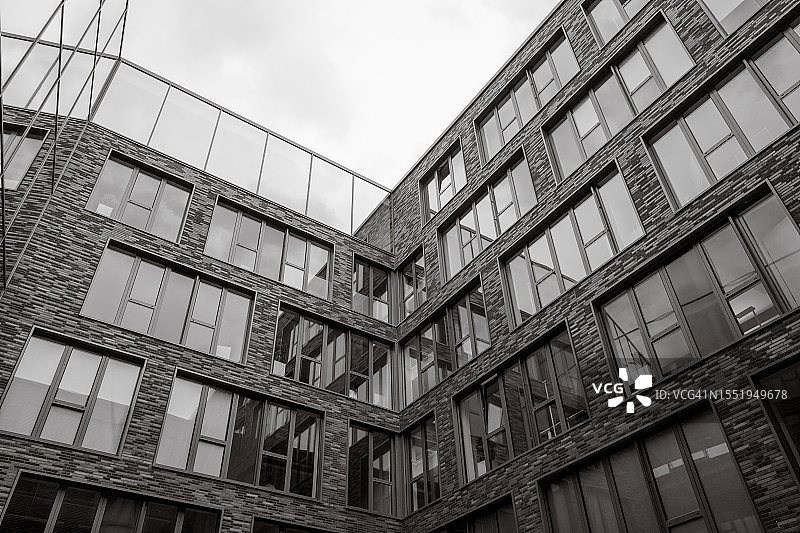 高层办公楼的现代外立面建筑细节图片素材