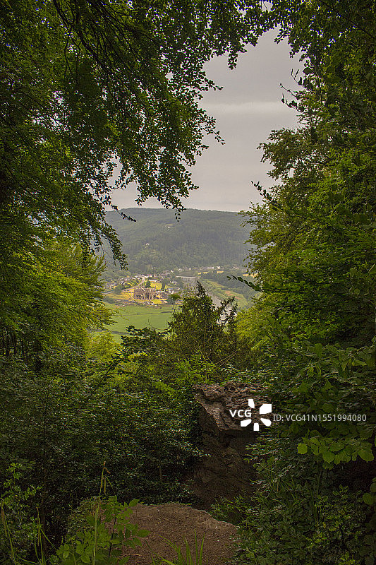从魔鬼讲坛看廷特恩修道院图片素材