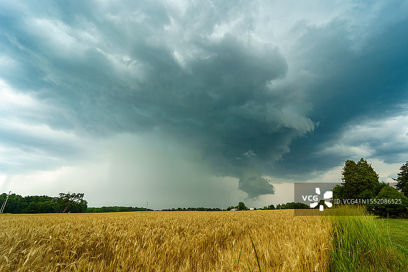 暴风雨天气中的微暴流图片素材