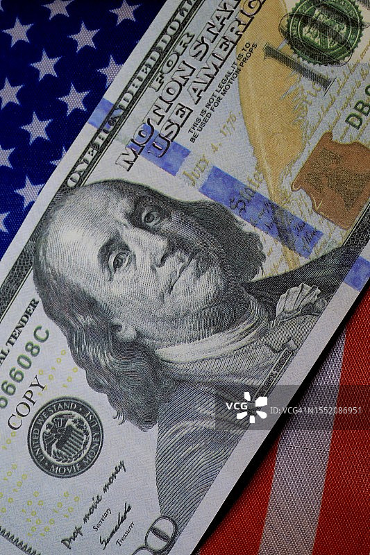 本杰明·富兰克林百元美钞与美国国旗图片素材
